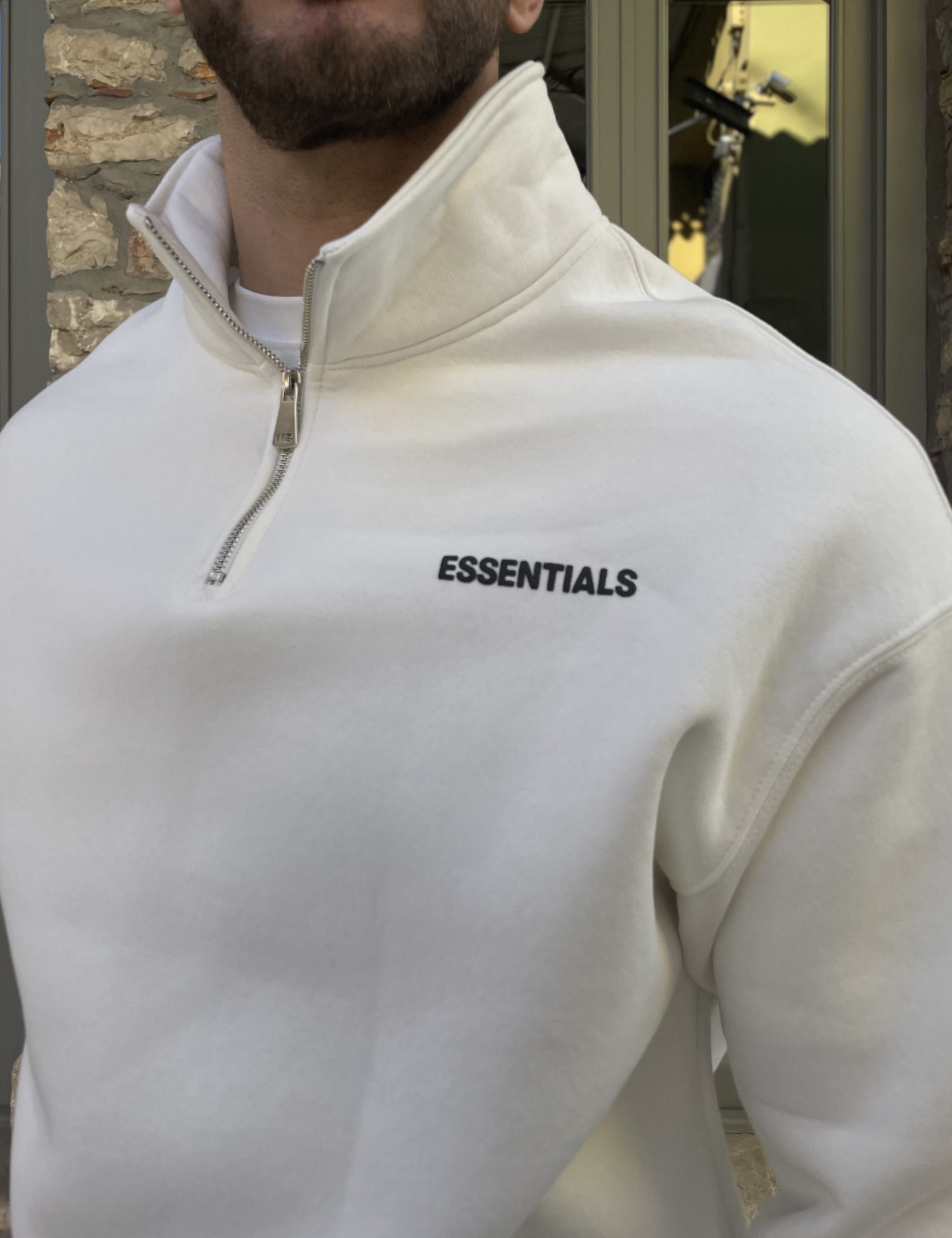 Ανδρικό λευκό φούτερ με μισό φερμουάρ και λογότυπο στο στήθος ES26003W φωτογραφία